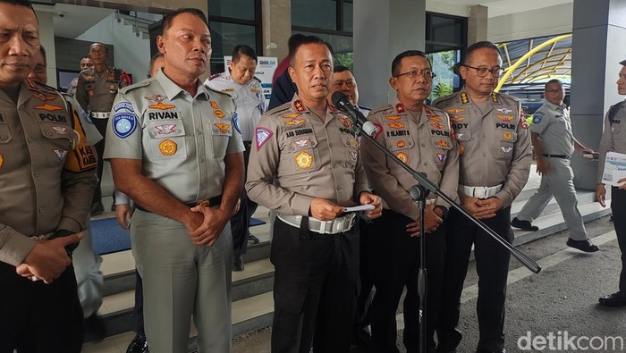 Kakorlantas Polri saat survei kesiapan jalur mudik 2024 di Kantor Jasa Marga Tollroad Operator Area Surabaya-Gempol.