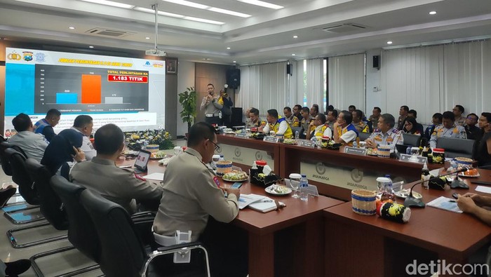 Kakorlantas Polri saat survei kesiapan jalur mudik 2024 di Kantor Jasa Marga Tollroad Operator Area Surabaya-Gempol.