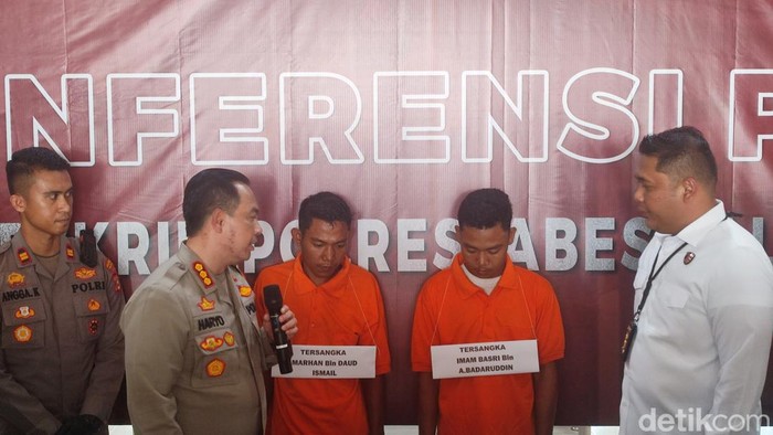 Kapolrestabes Palembang, Kombes Harryo Sugihhartono saat menanyai kedua pelaku pembacokan di Palembang.