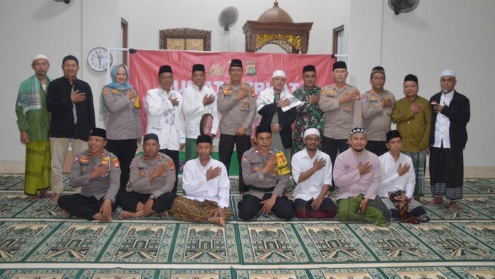 Kasat Binmas Polres Depok AKBP Markuat melaksanakan Subuh Keliling (Suling) di Masjid Jami Al Barkah Sukmajaya