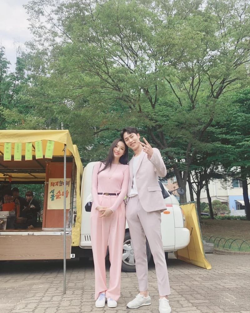 Kedekatan Lee Jae Wook dengan lawan mainnya di drama Korea