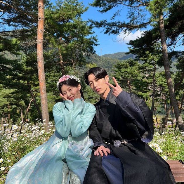 Kedekatan Lee Jae Wook dengan lawan mainnya di drama Korea