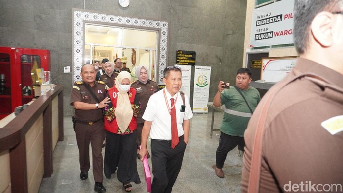 Kedua Tersangka ZT dan EM di bawa  Lembaga Pemasyarakatan Perempuan  Merdeka Palembang.