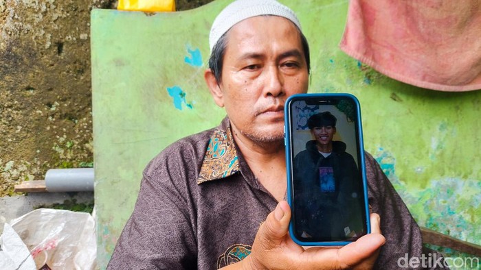 Keluarga Tunjukkan Foto Anggota KPPS Cimahi yang Meninggal Dunia