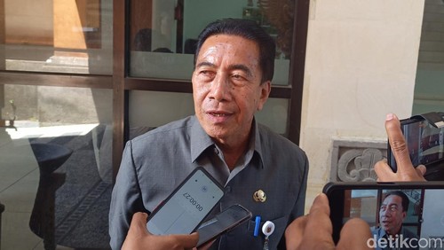 Kepala Dinas Lingkungan Hidup (DLH) Kabupaten Karangasem I Nyoman Tari. (foto: I Wayan Selamat Juniasa)