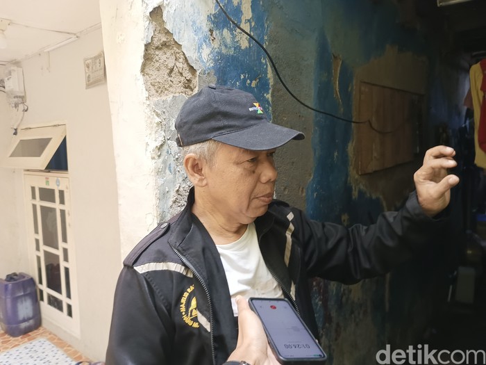Ketua RT 4 Tambora Jakbar lokasi penemuan mayat wanita membusuk, Budi Sukanta (61). (Devandra Abi Prasetyo/detikcom)