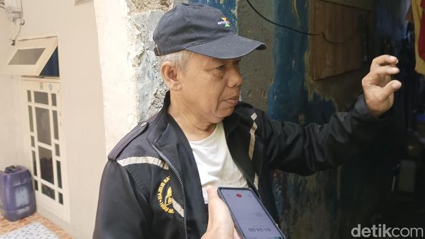 Ketua RT 4 Tambora Jakbar lokasi penemuan mayat wanita membusuk, Budi Sukanta (61). (Devandra Abi Prasetyo/detikcom)