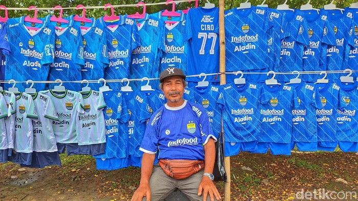 Koko (59), saat menjajakan dagangannya di Stadion Si Jalak Harupat, Kutawaringin, Kabupaten Bandung, Selasa (27/2/2024).