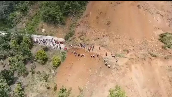 Kondisi jalan tertimpa longsor di Bastem Utara, Luwu.