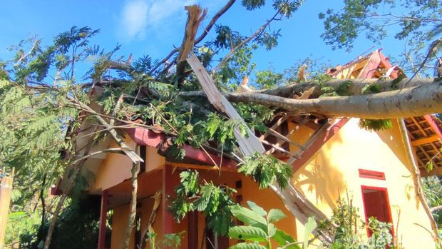 Kondisi rumah warga yang rusak di Desa Mangkubumi setelah tertimpa pohon tumbang akibat terjangan angin puting beliung.