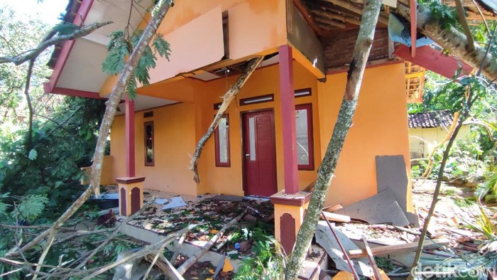 Kondisi rumah warga yang rusak di Desa Mangkubumi setelah tertimpa pohon tumbang akibat terjangan angin puting beliung.
