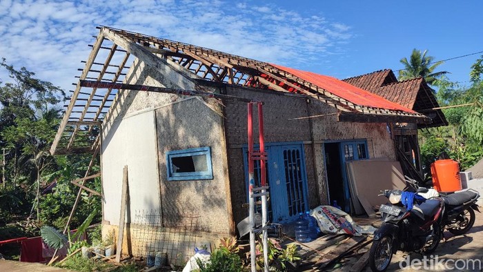 Kondisi rumah warga yang rusak di Desa Mangkubumi setelah tertimpa pohon tumbang akibat terjangan angin puting beliung.