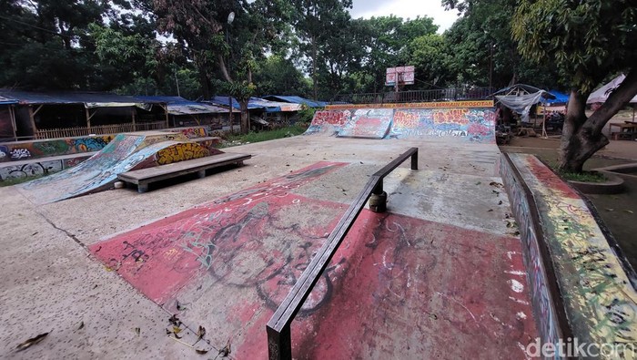 Kondisi skatepark di Cirebon.
