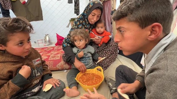 Krisis Gaza: Perjuangan anak laki-laki mencari makanan untuk keluarganya