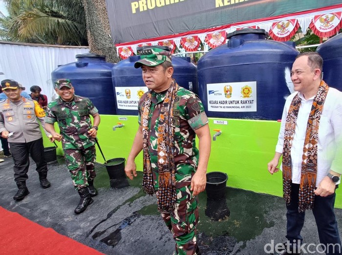 KSAD Jenderal TNI Maruli Simanjuntak meresmikan program bantuan air bersih di Desa Tipar, Kecamatan Rawalo, Kabupaten Banyumas, Selasa (27/2/2024).