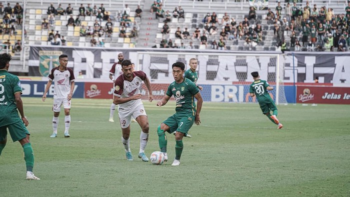 Laga Persebaya vs PSM Makassar