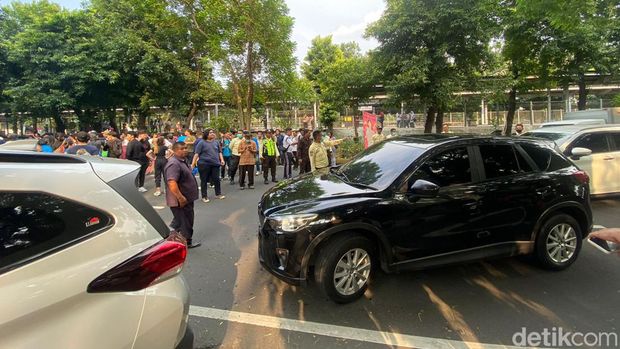 Lalu lintas kendaraan dialihkan ke dalam kampus imbas demo di depan kampus Universitas Pancasila, Jalan Raya Lenteng Agung, Jakarta Selatan. (Devi Puspitasari/detikcom)