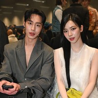 Saat menghadiri peragaan busana Prada pada Minggu (14/1/2024), Lee Jae Wook dan Karina aespa memang duduk bersebelahan dan tampak bercengkrama. Bintang drama Korea Alchemy of Souls itu bahkan berpamitan dengan Karina sebelum pulang. Foto: Instagram