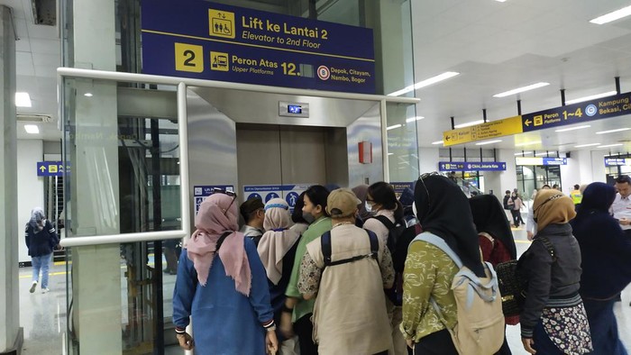 Lift di Stasiun Manggarai Jadi Rebutan