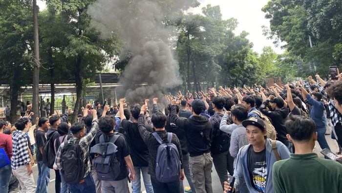 Mahasiswa Universitas Pancasila demo bakar ban hingga membolokade Jalan Raya Lenteng Agung, Jakarta Selatan, Selasa (27/2/2024) sore.