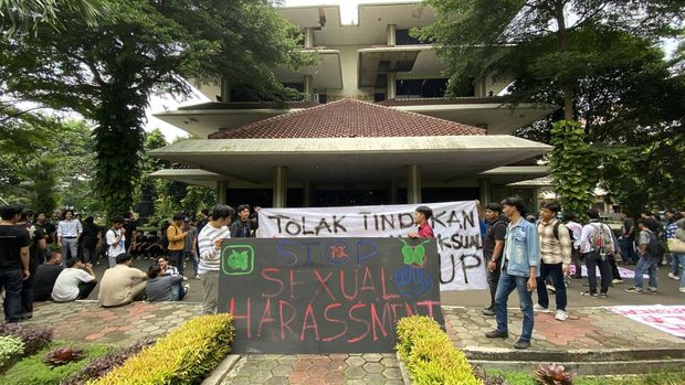 Mahasiswa Universitas Pancasila demo Gedung Rektorat usai dugaan pelecehan Rektor ETH. (Devi Puspitasari/detikcom)