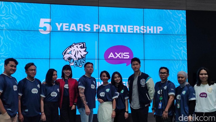 Industri esports di Indonesia terus berkembang dari tahun ke tahun. Salah satu faktor terwujudnya hal itu ialah banyaknya kompetisi dari publisher, maupun yang diselenggarakan pihak ketiga.