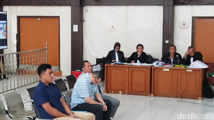 Mantan Wakil Sekretaris Umum (Sekum) KONI Sumsel, Rizki Perdana (ujung) jadi saksi sidang korupsi dana hibah KONI Sumsel.