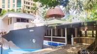 Masjid Perahu dibangun oleh KH Abdurrahman Massum pada 1963. Saat ini usia masjid sudah lebih dari 60 tahun dan masih eksis terjaga meskipun area di sekitarnya sudah menjadi bangunan modern yang menjulang tinggi. Masjid ini menempati lokasi yang asri dan teduh. Beberapa pohon tumbuh subur dengan daun yang rimbun. Pepohonan ini menjadikan lingkungan masjid terasa asri. Foto: Devi Setya/detikcom