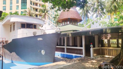 Potret Masjid Perahu di Tebet, Ada Sekilo Emas di Puncak Kubahnya!