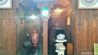 Di bangunan utama masjid, terdapat empat tiang kayu yang berdiri kokoh. Tiang kayu ini berasal dari kayu jati yang merupakan sumbangan dari Menteri Agama RI pertama. Ukuran tiang kayu ini terbilang besar. Dua tiang dihias dengan ukiran kaligrafi, sementara dua tiang lagi dibiarkan dengan tekstur alami kayu. Foto: Devi Setya/detikcom