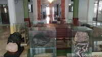 Masuk ke area dalam, terdapat ruangan tempat penyimpanan koleksi Al-Quran raksasa. Al-Quran ini merupakan hasil tulisan tangan. Di keliling Al-Quran raksasa ini terdapat koleksi batu permata dengan ukuran super besar. Terdapat beberapa jenis bongkahan batu permata yang beratnya diperkirakan puluhan kilogram. Foto: Devi Setya/detikcom