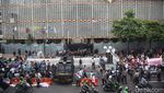 Massa Pro dan Kontra Demo di Depan Bawaslu