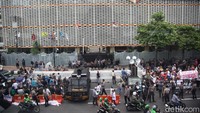 Keduanya dipisahkan oleh satu kendaraan taktis polisi dan mobil pengeras suara pendemo.  