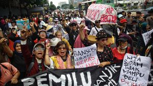 Massa Pro dan Kontra Demo di Depan Bawaslu