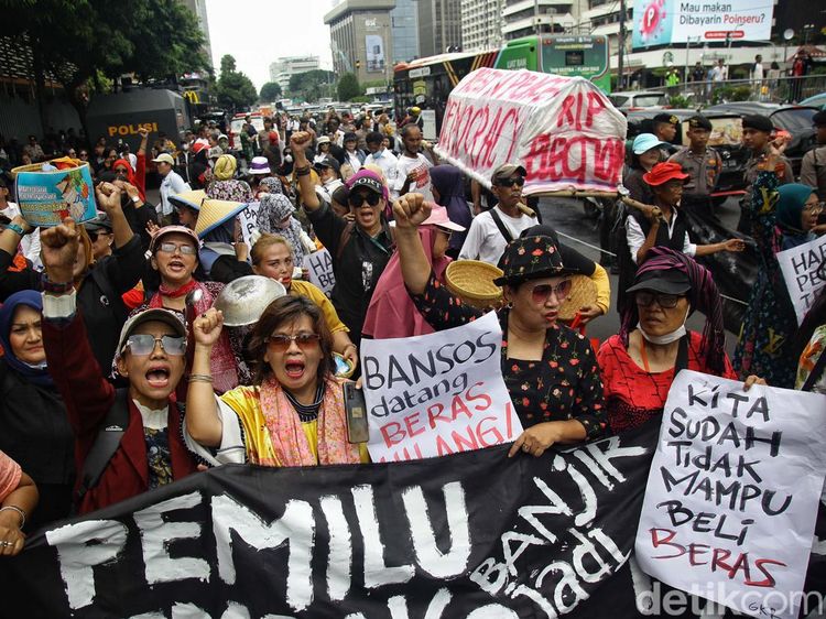 Massa Pro dan Kontra Demo di Depan Bawaslu