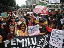 Massa Pro dan Kontra Demo di Depan Bawaslu