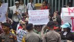 Massa Pro dan Kontra Demo di Depan Bawaslu
