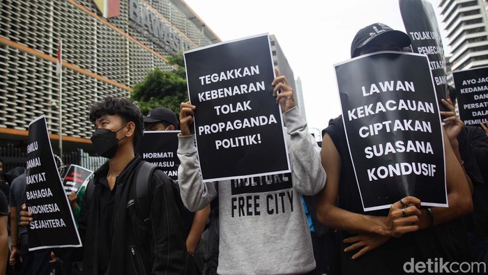 Massa Pro dan Kontra Demo di Depan Bawaslu Massa yang pro dan kontra terhadap hasil pemilu berdemo di depan Gedung Bawaslu, Jakarta. Mereka berkasi berdampingan.