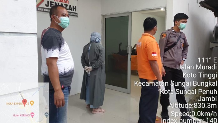 Mayat pria yang ditemukan di bendungan PLTA Kerinci, divisum di RS Umum Sungai Penuh.