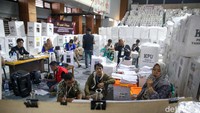 Begini proses rekapitulasi suara tingkat Kecamatan Jatinegara. 