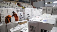 Kotak-kotak suara dijejerkan berdasarkan kelurahan. 