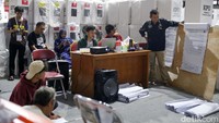 Di setiap kelompok kelurahan, Formulir C hasil tampak dibentangkan pada papan besar. Seluruh perolehan suara seluruh jenis Pemilu, yakni Pilpres, Pileg DPR RI, Pileg DPD, dan Pileg DPRD, disebutkan satu per satu. 