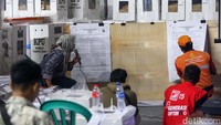 Petugas PPK Jatinegara melaksanakan rekapitulasi suara tingkat Kecamatan di GOR Otista, Jakarta Timur, Selasa (27/2/2024).