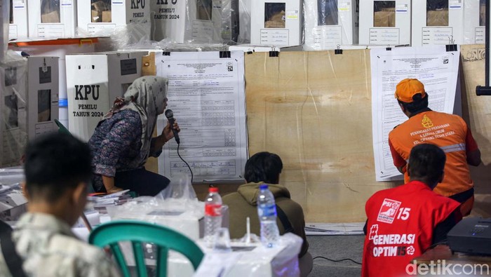 Rekapitulasi suara tingkat Kecamatan Jatinegara digelar di GOR Otista, Jakarta Timur, Selasa (27/2/2024). Begini prosesnya.