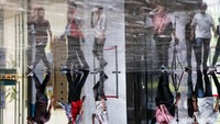 Fotografi refleksi sering digunakan untuk memfoto objek melalui pantulan benda.  