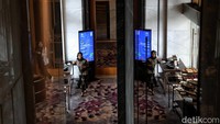 Biasanya menimbulkan efek objek menjadi dua. Seperti yang dilakukan fotografer detikcom saat memotret refleksi di bangunan hotel.  