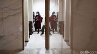 Sejumlah warga difoto dengan teknik refleksi fotografi di salah satu hotel kawasan Jakarta, Selasa (27/2/2024).