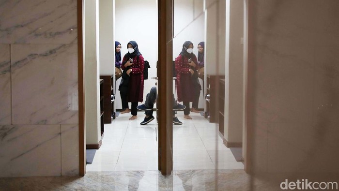 Fotografi refleksi sering digunakan untuk memfoto objek melalui pantulan benda. Kekuatan refleksi pada fotografi menimbulkan nilai tambah estetika fotografi.