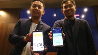 (Ki-ka) CEO BroilerX Prastyo Ruandhito dan CEO Qazwa Dikry Paren saling menunjukkan aplikasi BroilerX dan Qazwa yang menjadi wadah para peternak ayam mewujudkan ekosistem digital dan mendapatkan akses permodalan syariah. Kerja sama ini berusaha untuk menjawab kondisi peternak ayam Indonesia yang 60% dari mereka masih tergolong unbankable. Dengan adanya kerja sama ini, para peternak ayam binaan BroilerX dapat merasakan kemudahan akses permodalan syariah melalui Qazwa.