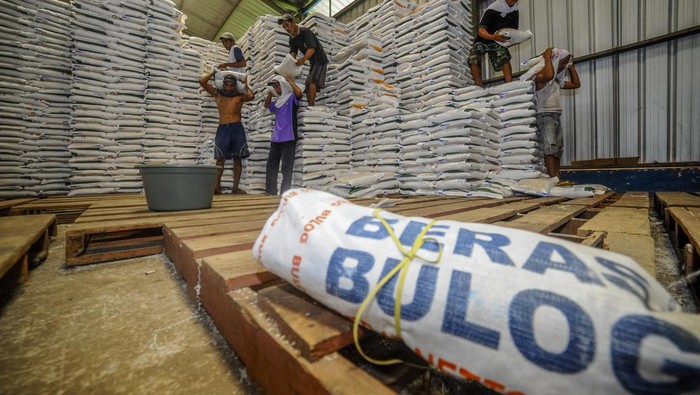 Pekerja mengangkut beras stabilisasi pasokan dan harga pangan (SPHP) di Gudang Bulog Lebak-Pandeglang, Lebak, Banten, Selasa (27/2/2024). Badan Pangan Nasional (Bapanas) menyatakan pemerintah tengah mempersiapkan impor beras tambahan sebesar 1,6 juta ton  untuk mengisi stok cadangan beras pemerintah (CBP) yang dikelola di Bulog. ANTARA FOTO/Muhammad Bagus Khoirunas/nym.
